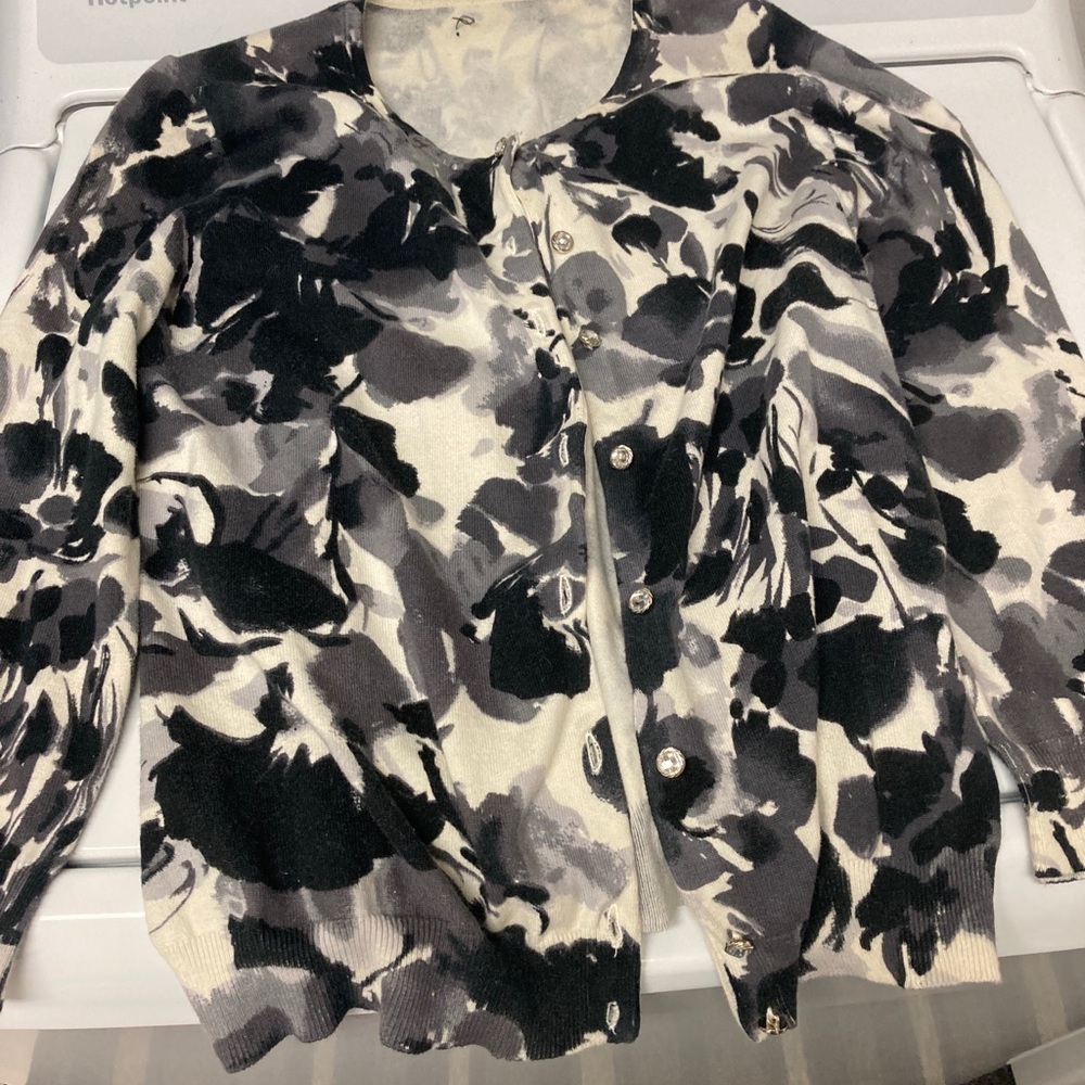 Woman black and white flower  shirt long sleeve